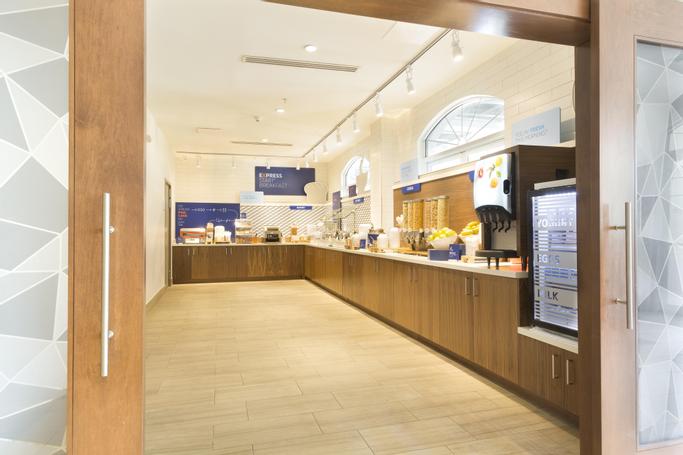 Holiday Inn Express & Suites S Lake Buena Vista | Kissimmee, FL, 34746 | buffet breakfast