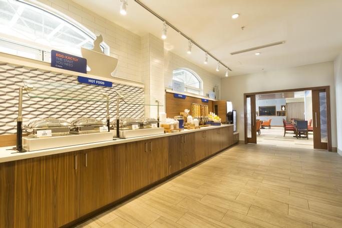 Holiday Inn Express & Suites S Lake Buena Vista | Kissimmee, FL, 34746 | free breakfast