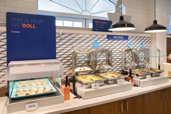 Holiday Inn Express & Suites S Lake Buena Vista | Kissimmee, FL, 34746 | free hot breakfast
