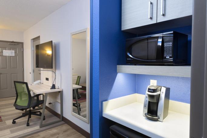 Holiday Inn Express & Suites S Lake Buena Vista | Kissimmee, FL, 34746 | guestroom amenities